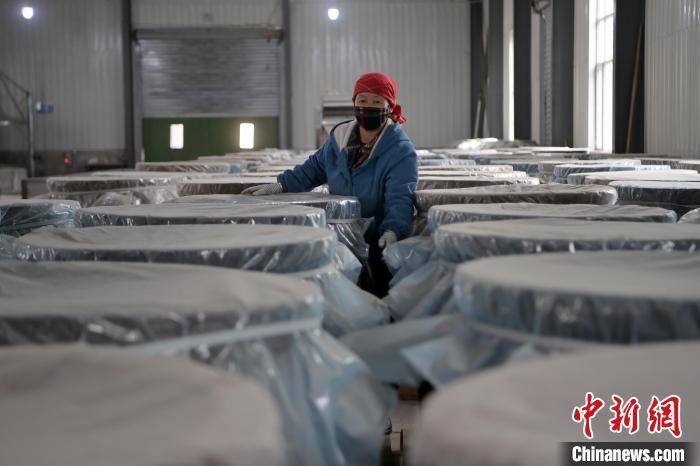 5月10日，工作人員檢查裝有酒糟的壇子。九美旦增　攝