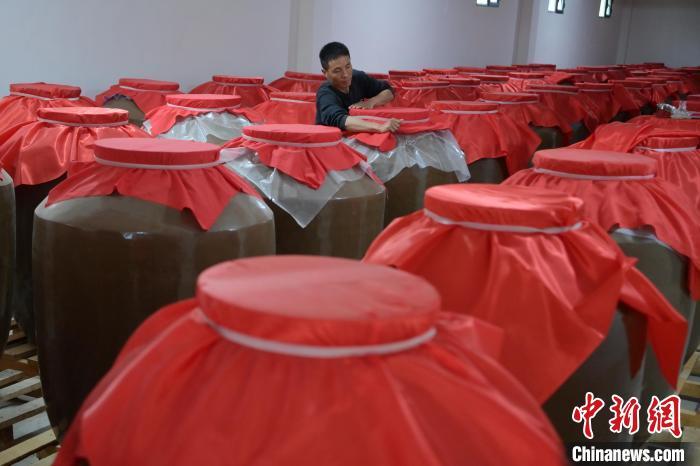 圖為5月10日，工作人員在儲酒庫檢查酒缸密封性。九美旦增　攝