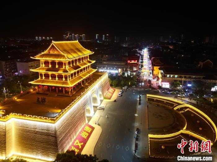 圖為武威市標(biāo)志性建筑涼州古城門(mén)燈光亮起。(無(wú)人機(jī)照片) 　戴文昌 攝</p><p>