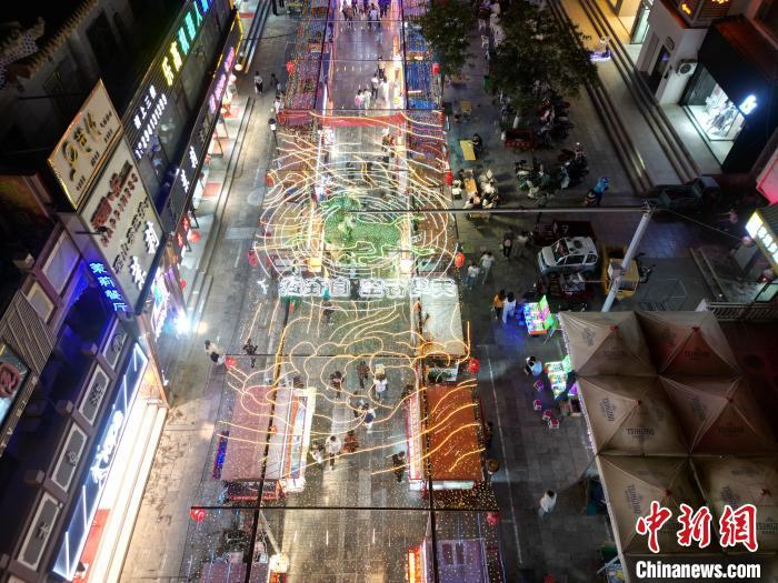 圖為明清街夜市燈光點(diǎn)亮具有武威文化元素的“銅奔馬”彩燈。(無(wú)人機(jī)照片) 　戴文昌 攝</p><p>