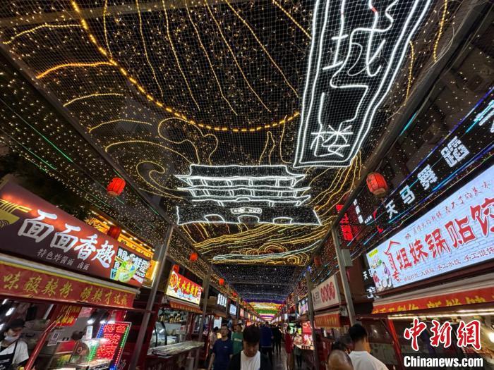 圖為明清街夜市燈光點(diǎn)亮具有武威文化元素的“涼州古城門(mén)”彩燈?！〈魑牟?攝</p><p>