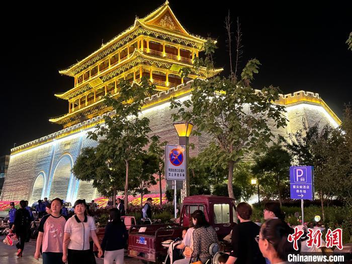 圖為夜幕降臨，涼州古城門(mén)燈光亮起。　戴文昌 攝