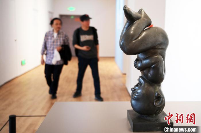 5月21日，觀眾參觀“絲路印跡”雕塑藝術(shù)作品展展出的雕塑作品。九美旦增 攝</p>
<p>