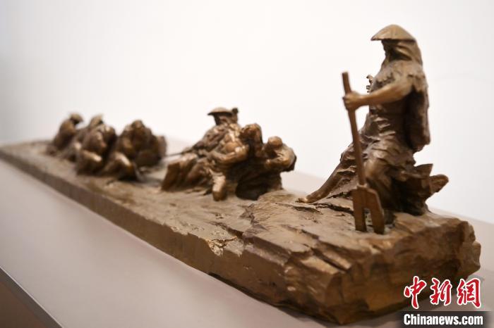 5月21日，在“絲路印跡”雕塑藝術(shù)作品展展出的作品《治水為民·禹德九州》。九美旦增 攝</p>
<p>