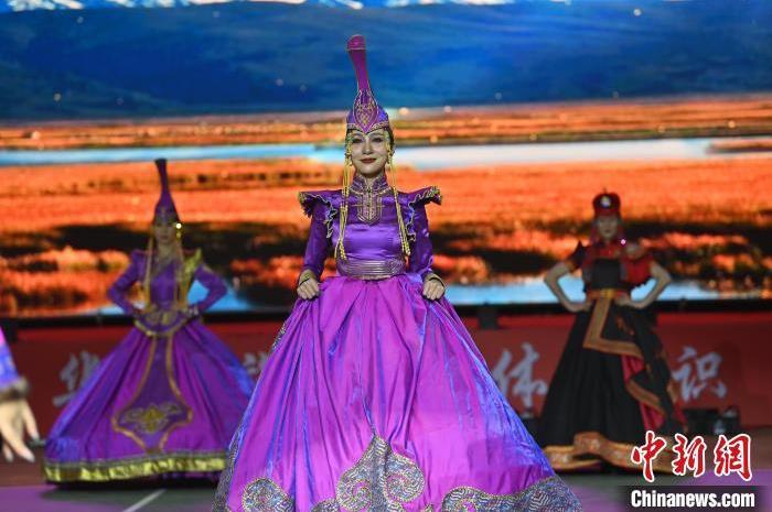 圖為開(kāi)幕式現(xiàn)場(chǎng)蒙古族服飾秀。李亞龍 攝</p>
<p>