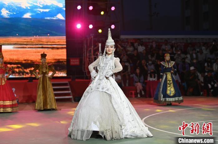 圖為開(kāi)幕式現(xiàn)場(chǎng)蒙古族服飾秀。李亞龍 攝</p>
<p>