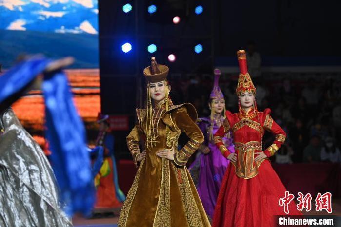 圖為開(kāi)幕式現(xiàn)場(chǎng)蒙古族服飾秀。李亞龍 攝</p>
<p>
