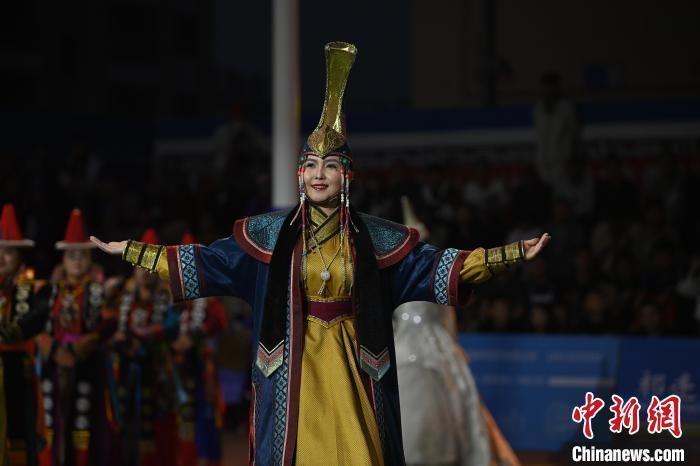 圖為開(kāi)幕式現(xiàn)場(chǎng)蒙古族服飾秀。李亞龍 攝