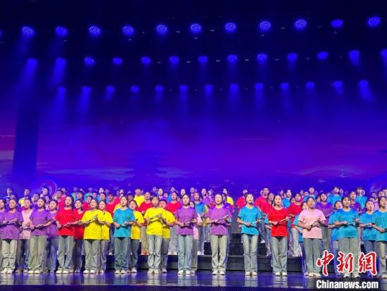 5月28日晚，“詩(shī)意甘肅·絲路長(zhǎng)風(fēng)三千里”——月出涼州·武威詩(shī)會(huì)在甘肅省武威市漢唐天馬城舉行。楊娜 攝