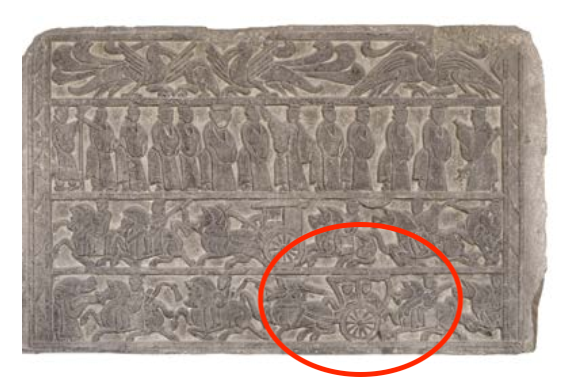 △漢代迎賓、車馬出行畫像石，現(xiàn)藏于臨沂市博物館。畫像石的第四層中有軺車出現(xiàn)。