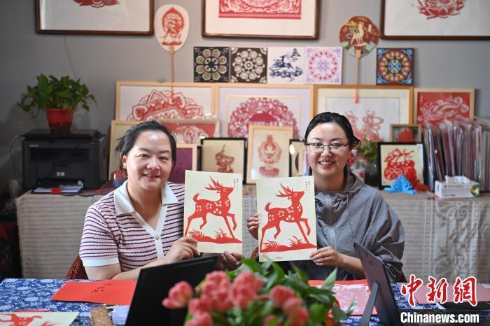 6月6日，在甘肅敦煌青年夜校課程中，青年學(xué)員展示學(xué)習(xí)敦煌非遺剪紙的成果。李亞龍 攝　　