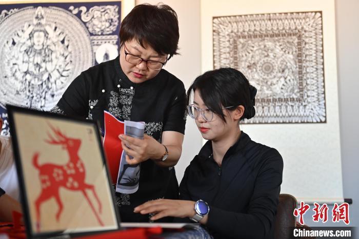 6月6日，在甘肅敦煌青年夜校課程中，青年學(xué)員學(xué)習(xí)敦煌非遺剪紙課程。李亞龍 攝