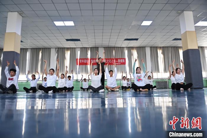 6月6日，在甘肅敦煌青年夜校課程中，青年學(xué)員學(xué)習(xí)敦煌舞課程。李亞龍 攝　　