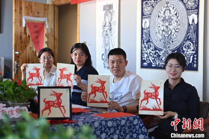 6月6日，在甘肅敦煌青年夜校課程中，青年學(xué)員展示學(xué)習(xí)敦煌非遺剪紙的成果。李亞龍 攝　　