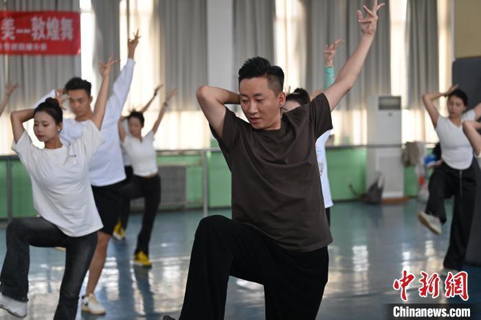 6月6日，在甘肅敦煌青年夜校課程中，青年學(xué)員學(xué)習(xí)敦煌舞課程。李亞龍 攝　　