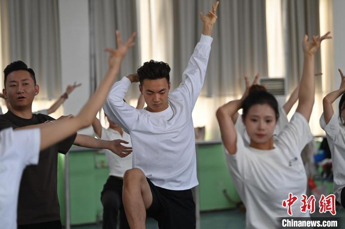 6月6日，在甘肅敦煌青年夜校課程中，青年學(xué)員學(xué)習(xí)敦煌舞課程。李亞龍 攝　　