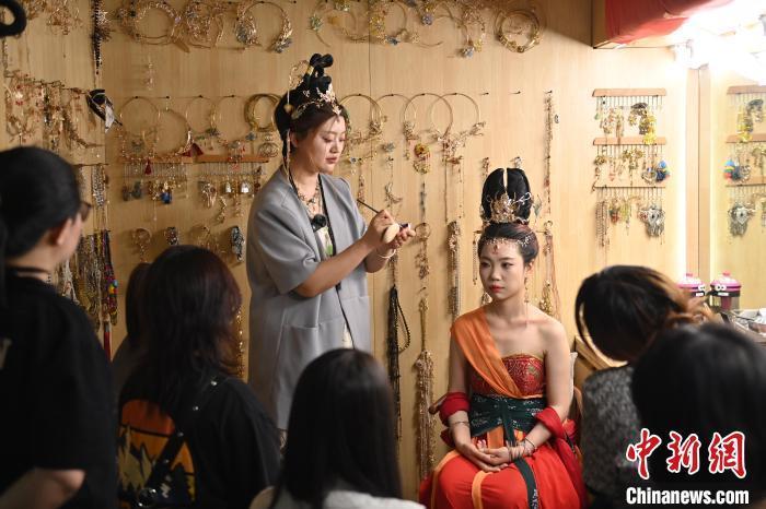 6月6日，在甘肅敦煌青年夜校課程中，青年學(xué)員學(xué)習(xí)敦煌美妝課程。李亞龍 攝