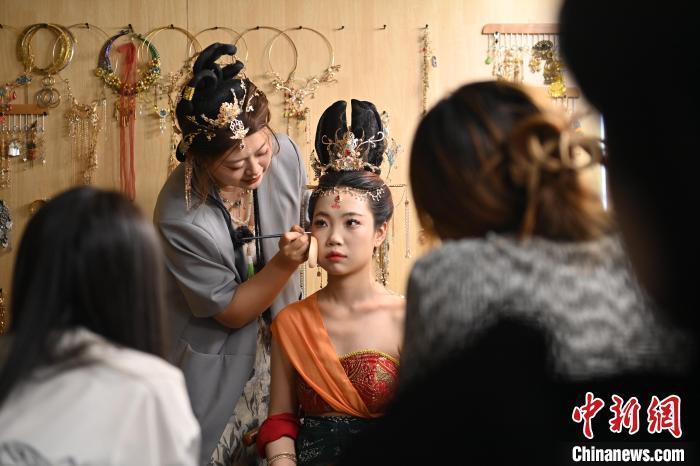 6月6日，在甘肅敦煌青年夜校課程中，青年學(xué)員學(xué)習(xí)敦煌美妝課程。李亞龍 攝　　