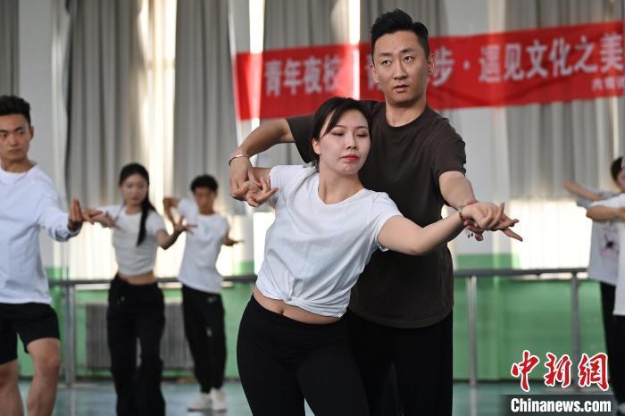 6月6日，在甘肅敦煌青年夜校課程中，學(xué)員學(xué)習(xí)敦煌舞課程。李亞龍 攝　　