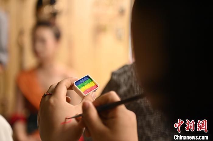 6月6日，在甘肅敦煌青年夜校課程中，青年學(xué)員學(xué)習(xí)敦煌美妝課程。李亞龍 攝　　