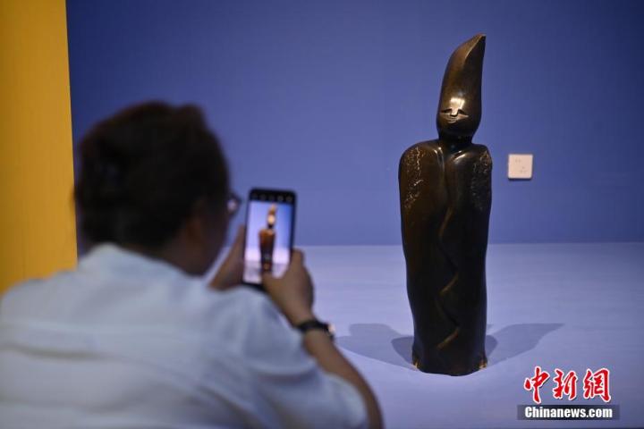 圖為游客拍攝蛇紋石作品《貴婦人》。中新社記者 李亞龍 攝