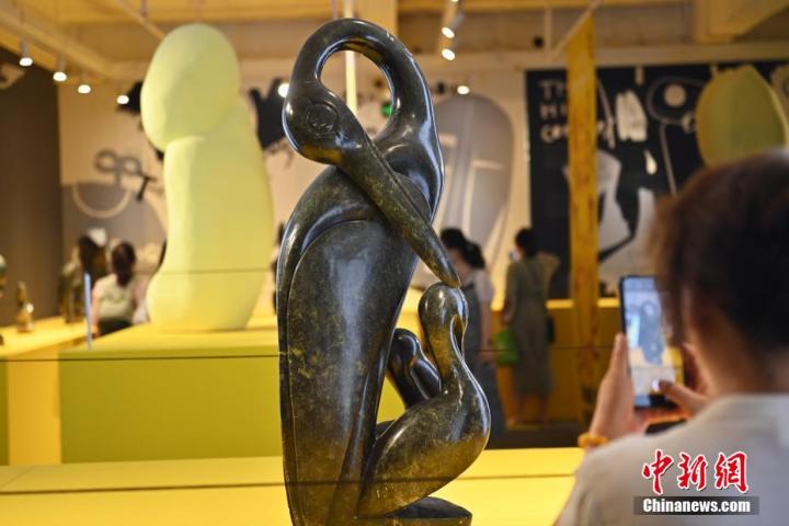 圖為游客拍攝蛇紋石作品《依戀》。中新社記者 李亞龍 攝