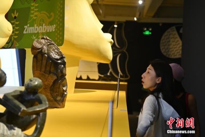 圖為游客參觀藝術(shù)展。中新社記者 李亞龍 攝