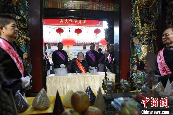 6月21日，“2024(甲辰年)兩岸共祭人文始祖伏羲典禮”在臺(tái)灣新北舉行。擔(dān)任主祭官的先嗇宮董事長、中國國民黨前秘書長李乾龍(中)出席典禮并擔(dān)任主祭官。中新社記者 張曉曦 攝