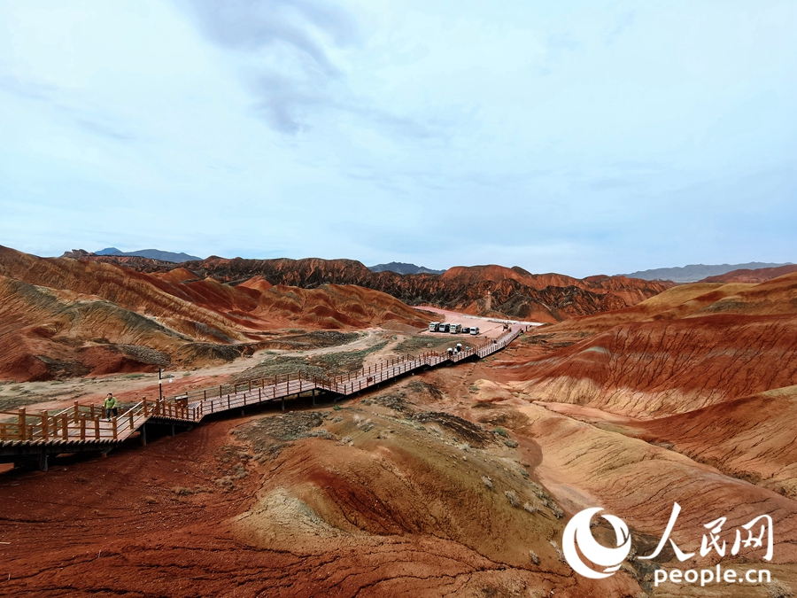  雨后的七彩丹霞，顏色格外艷麗。人民網(wǎng) 黃津曉虎攝