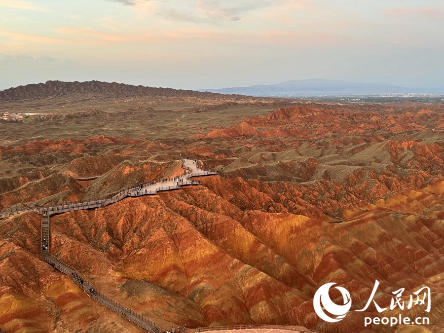 日落時(shí)分，余暉與丹霞交相輝映。人民網(wǎng)記者 徐冬兒攝