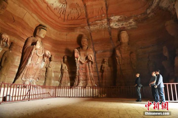 7月15日，游人參觀甘肅省平?jīng)鍪袥艽h百里石窟長廊中的南石窟寺1號窟。百里石窟長廊位于涇川縣境內(nèi)，由512個石窟、5眼窟中石井組成，現(xiàn)存王母宮石窟、鳳凰山石窟、南石窟寺、丈八寺石窟、羅漢洞石窟、太山寺石窟等規(guī)模較大的石窟群，還有數(shù)量眾多的小石窟群。南石窟寺開鑿于北魏永平三年，其中1號窟屬于大型七佛窟，七佛高達(dá)6米。中新社記者 李亞龍 攝