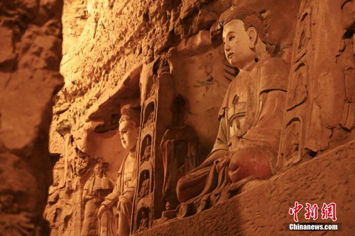 7月15日，甘肅省平?jīng)鍪袥艽h百里石窟長廊中的王母宮石窟造像。百里石窟長廊位于涇川縣境內(nèi)，由512個石窟、5眼窟中石井組成，現(xiàn)存王母宮石窟、鳳凰山石窟、南石窟寺、丈八寺石窟、羅漢洞石窟、太山寺石窟等規(guī)模較大的石窟群，還有數(shù)量眾多的小石窟群。王母宮石窟又名千佛洞，該窟設(shè)計宏大，造像生動，窟內(nèi)擁有造像數(shù)百尊，是較為珍貴的佛教文化歷史遺存。中新社記者 李亞龍 攝</p>
<p>