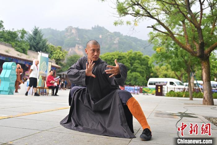 7月14日，甘肅省平?jīng)鍪嗅轻忌骄皡^(qū)內(nèi)，嵩山少林弟子展示武藝。7月13日至14日，“2024年北京體育大學(xué)第十五屆國際武術(shù)比賽交流大會暨首屆崆峒山國際武術(shù)大會”舉行，大會也在崆峒山景區(qū)進行問道崆峒、武術(shù)高級研修班、崆峒拜師等系列活動。中新社記者 李亞龍 攝</p>
<p>
