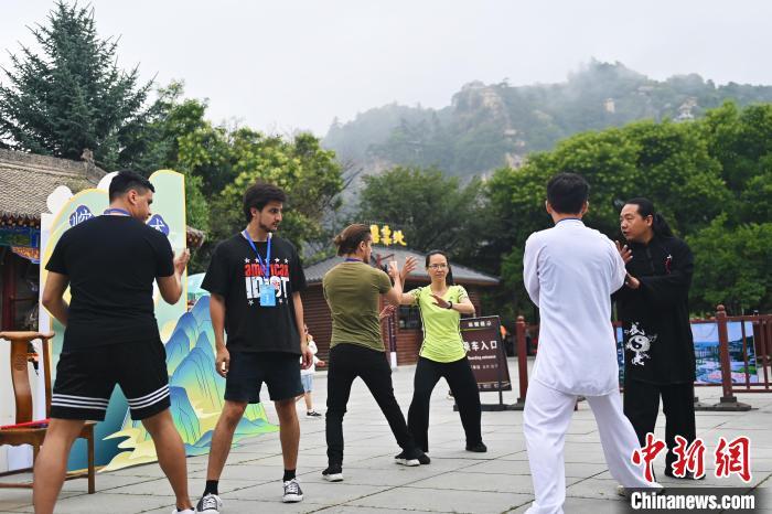 7月14日，甘肅省平?jīng)鍪嗅轻忌骄皡^(qū)內(nèi)，外籍武術(shù)愛好者學(xué)習(xí)崆峒派武術(shù)。7月13日至14日，“2024年北京體育大學(xué)第十五屆國際武術(shù)比賽交流大會暨首屆崆峒山國際武術(shù)大會”舉行，大會也在崆峒山景區(qū)進行問道崆峒、武術(shù)高級研修班、崆峒拜師等系列活動。中新社記者 李亞龍 攝</p>
<p>