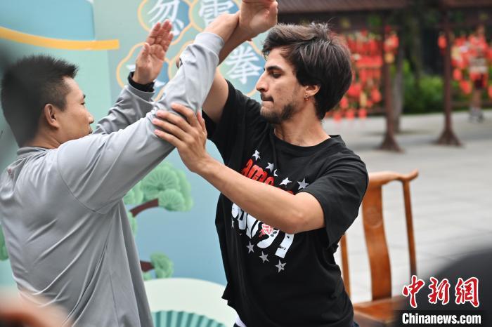 7月14日，甘肅省平?jīng)鍪嗅轻忌骄皡^(qū)內(nèi)，外籍武術(shù)愛好者(右)進行忽雷太極拳切磋。7月13日至14日，“2024年北京體育大學(xué)第十五屆國際武術(shù)比賽交流大會暨首屆崆峒山國際武術(shù)大會”舉行，大會也在崆峒山景區(qū)進行問道崆峒、武術(shù)高級研修班、崆峒拜師等系列活動。中新社記者 李亞龍 攝</p>
<p>
