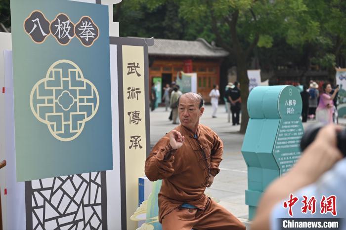 7月14日，甘肅省平?jīng)鍪嗅轻忌骄皡^(qū)內(nèi)，八極拳傳承人展示八極拳。7月13日至14日，“2024年北京體育大學(xué)第十五屆國際武術(shù)比賽交流大會暨首屆崆峒山國際武術(shù)大會”舉行，大會也在崆峒山景區(qū)進行問道崆峒、武術(shù)高級研修班、崆峒拜師等系列活動。中新社記者 李亞龍 攝</p>
<p>