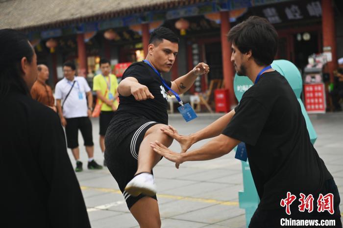 7月14日，甘肅省平?jīng)鍪嗅轻忌骄皡^(qū)內(nèi)，外籍武術(shù)愛好者切磋武藝。7月13日至14日，“2024年北京體育大學(xué)第十五屆國際武術(shù)比賽交流大會暨首屆崆峒山國際武術(shù)大會”舉行，大會也在崆峒山景區(qū)進行問道崆峒、武術(shù)高級研修班、崆峒拜師等系列活動。中新社記者 李亞龍 攝
