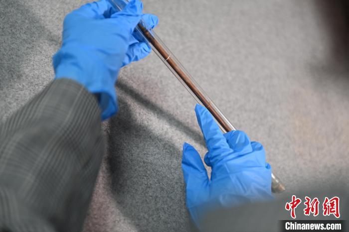 2024年5月7日，拍攝的甘肅省博物館館藏國(guó)寶級(jí)文物“白馬作”毛筆。李亞龍　攝