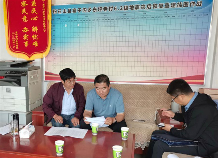 州縣紀委監(jiān)委機關(guān)聯(lián)合督查組對下沉干部 、駐村干部 、包村組長、村干部 “四級”干部履職到崗情況，以及工作日志和民情臺賬、訴求臺賬進行日常監(jiān)督檢查，壓實工作責(zé)任。.jpg