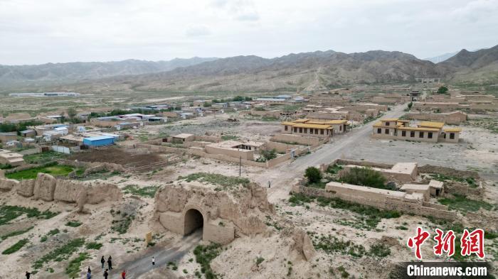 7月13日，位于山丹漢明長城遺址里的硤口古城。(無人機(jī)圖片) 　九美旦增 攝