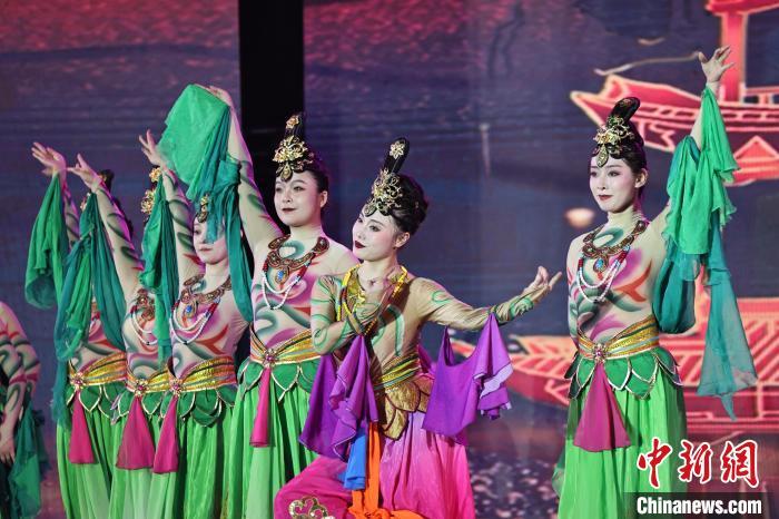 7月19日晚，第五屆黃河之濱文藝展演在蘭州體育文化廣場開幕。圖為開幕式演出敦煌舞蹈。張曦予 攝