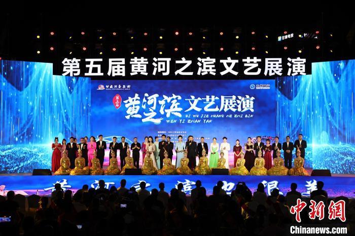 7月19日晚，第五屆黃河之濱文藝展演在蘭州體育文化廣場開幕。張曦予 攝