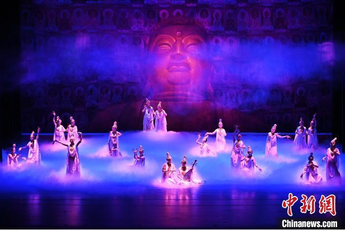 7月18日晚，中國(guó)經(jīng)典舞劇《絲路花雨》在甘肅蘭州黃河劇院進(jìn)行演出。中國(guó)經(jīng)典舞劇《絲路花雨》迎來(lái)45周年，7月17日-8月4日在蘭州開(kāi)啟為期多天的駐場(chǎng)演出。該舞劇取材于敦煌莫高窟壁畫，集中國(guó)霓裳羽衣舞、敦煌舞、印度舞、黑巾舞、波斯馬鈴舞等于一身，自1979年演出至今，該劇先后在40多個(gè)國(guó)家和地區(qū)演出近4000場(chǎng)，觀眾550多萬(wàn)人次。中新社記者 李亞龍 攝</p>
<p>