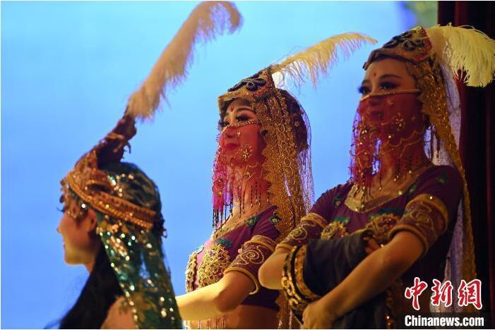 7月18日晚，中國(guó)經(jīng)典舞劇《絲路花雨》在甘肅蘭州黃河劇院進(jìn)行演出。中國(guó)經(jīng)典舞劇《絲路花雨》迎來(lái)45周年，7月17日-8月4日在蘭州開(kāi)啟為期多天的駐場(chǎng)演出。該舞劇取材于敦煌莫高窟壁畫，集中國(guó)霓裳羽衣舞、敦煌舞、印度舞、黑巾舞、波斯馬鈴舞等于一身，自1979年演出至今，該劇先后在40多個(gè)國(guó)家和地區(qū)演出近4000場(chǎng)，觀眾550多萬(wàn)人次。中新社記者 李亞龍 攝</p>
<p>