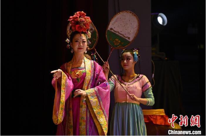 7月18日晚，中國(guó)經(jīng)典舞劇《絲路花雨》在甘肅蘭州黃河劇院進(jìn)行演出。中國(guó)經(jīng)典舞劇《絲路花雨》迎來(lái)45周年，7月17日-8月4日在蘭州開(kāi)啟為期多天的駐場(chǎng)演出。該舞劇取材于敦煌莫高窟壁畫，集中國(guó)霓裳羽衣舞、敦煌舞、印度舞、黑巾舞、波斯馬鈴舞等于一身，自1979年演出至今，該劇先后在40多個(gè)國(guó)家和地區(qū)演出近4000場(chǎng)，觀眾550多萬(wàn)人次。中新社記者 李亞龍 攝</p>
<p>