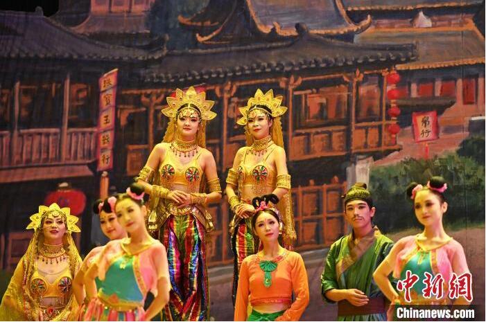 7月18日晚，中國(guó)經(jīng)典舞劇《絲路花雨》在甘肅蘭州黃河劇院進(jìn)行演出。中國(guó)經(jīng)典舞劇《絲路花雨》迎來(lái)45周年，7月17日-8月4日在蘭州開(kāi)啟為期多天的駐場(chǎng)演出。該舞劇取材于敦煌莫高窟壁畫，集中國(guó)霓裳羽衣舞、敦煌舞、印度舞、黑巾舞、波斯馬鈴舞等于一身，自1979年演出至今，該劇先后在40多個(gè)國(guó)家和地區(qū)演出近4000場(chǎng)，觀眾550多萬(wàn)人次。中新社記者 李亞龍 攝</p>
<p>