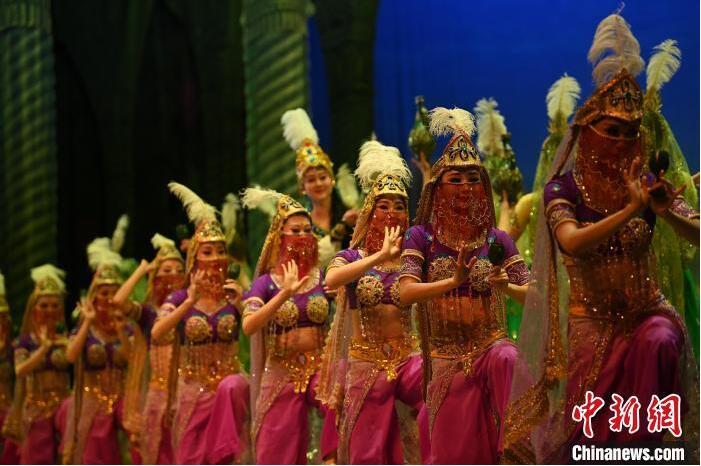 7月18日晚，中國(guó)經(jīng)典舞劇《絲路花雨》在甘肅蘭州黃河劇院進(jìn)行演出。中國(guó)經(jīng)典舞劇《絲路花雨》迎來(lái)45周年，7月17日-8月4日在蘭州開(kāi)啟為期多天的駐場(chǎng)演出。該舞劇取材于敦煌莫高窟壁畫，集中國(guó)霓裳羽衣舞、敦煌舞、印度舞、黑巾舞、波斯馬鈴舞等于一身，自1979年演出至今，該劇先后在40多個(gè)國(guó)家和地區(qū)演出近4000場(chǎng)，觀眾550多萬(wàn)人次。中新社記者 李亞龍 攝</p>
<p>