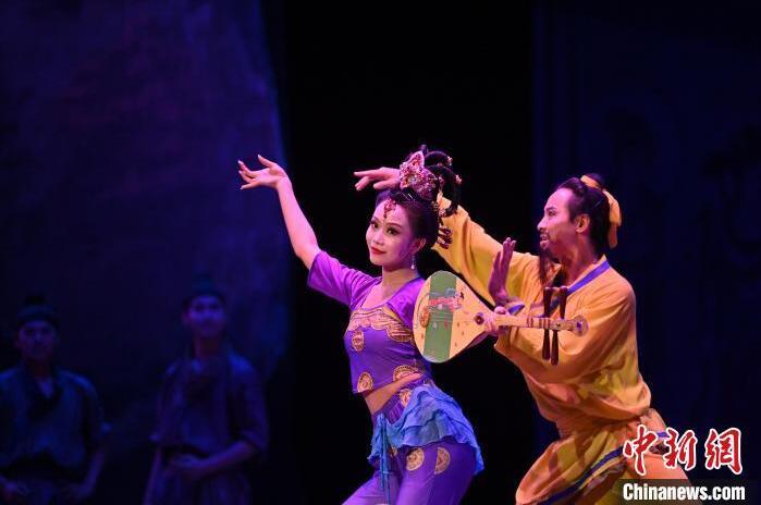7月18日晚，中國(guó)經(jīng)典舞劇《絲路花雨》在甘肅蘭州黃河劇院進(jìn)行演出。中國(guó)經(jīng)典舞劇《絲路花雨》迎來(lái)45周年，7月17日-8月4日在蘭州開(kāi)啟為期多天的駐場(chǎng)演出。該舞劇取材于敦煌莫高窟壁畫，集中國(guó)霓裳羽衣舞、敦煌舞、印度舞、黑巾舞、波斯馬鈴舞等于一身，自1979年演出至今，該劇先后在40多個(gè)國(guó)家和地區(qū)演出近4000場(chǎng)，觀眾550多萬(wàn)人次。中新社記者 李亞龍 攝</p>
<p>
