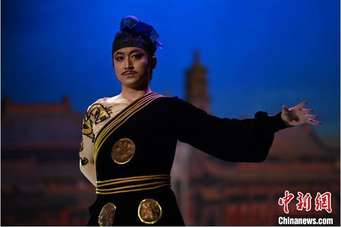 7月18日晚，中國(guó)經(jīng)典舞劇《絲路花雨》在甘肅蘭州黃河劇院進(jìn)行演出。中國(guó)經(jīng)典舞劇《絲路花雨》迎來(lái)45周年，7月17日-8月4日在蘭州開(kāi)啟為期多天的駐場(chǎng)演出。該舞劇取材于敦煌莫高窟壁畫，集中國(guó)霓裳羽衣舞、敦煌舞、印度舞、黑巾舞、波斯馬鈴舞等于一身，自1979年演出至今，該劇先后在40多個(gè)國(guó)家和地區(qū)演出近4000場(chǎng)，觀眾550多萬(wàn)人次。中新社記者 李亞龍 攝