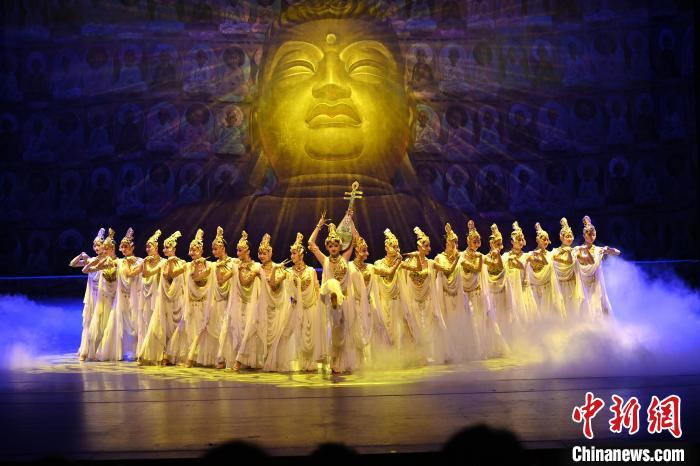 7月18日晚，中國經(jīng)典舞劇《絲路花雨》在甘肅蘭州黃河劇院演出。李亞龍 攝